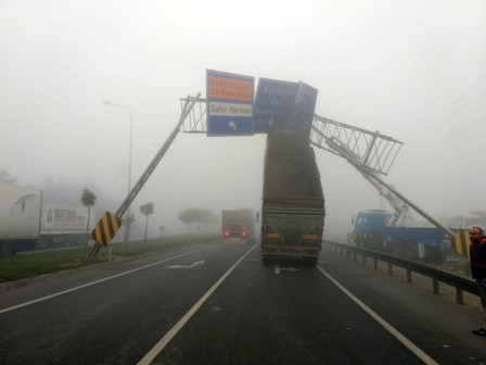 “Açık dorse” yol tabelasına takıldı