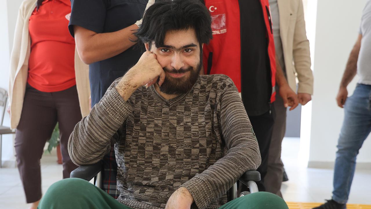 3 Yıldır Evden Çıkmayan Telefon Bağımlısı Genç Duş Aldırıldı ve Tıraş Ettirildi