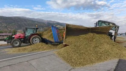 Afyon Çay Girişinde Korkunç Kaza: Tır, Traktör Römorkuna Daldı