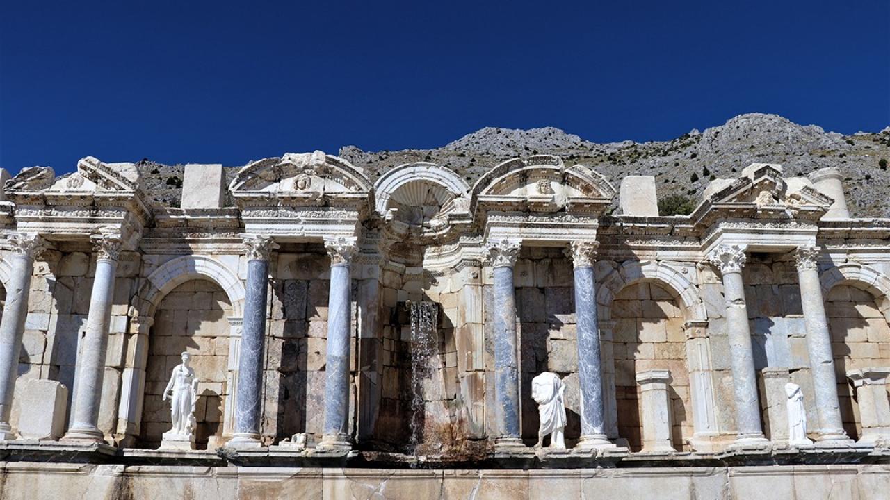 Afyon Mermeri Sagalassos’ta Gün Yüzüne Çıktı: Mısır Tanrısı Tutu Figürü Mermer Levhalara İşlenmiş