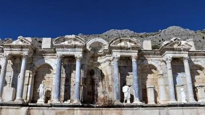 Afyon Mermeri Sagalassos’ta Gün Yüzüne Çıktı: Mısır Tanrısı Tutu Figürü Mermer Levhalara İşlenmiş