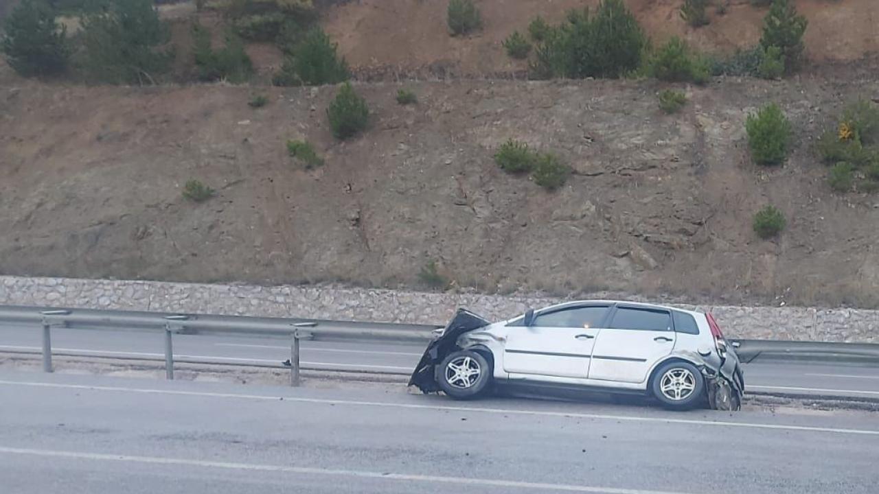 Afyonda Bariyerlere çarpan otomobilde 2 kişi yaralandı