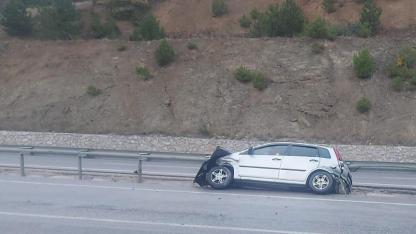 Afyonda Bariyerlere çarpan otomobilde 2 kişi yaralandı