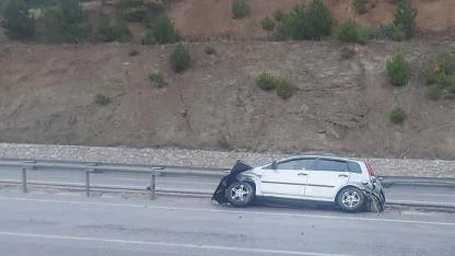 Afyonda Bariyerlere çarpan otomobilde 2 kişi yaralandı