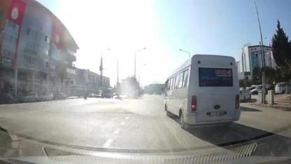 Afyon’da Dolmuş Şoförü Kırmızı Işıkta Durmadı, Yolcuların Hayatını Tehlikeye Attı!