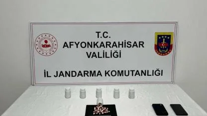 Afyon’da Ev Baskınında 384 Sentetik Hap Bulundu: 2 Kişi Tutuklandı