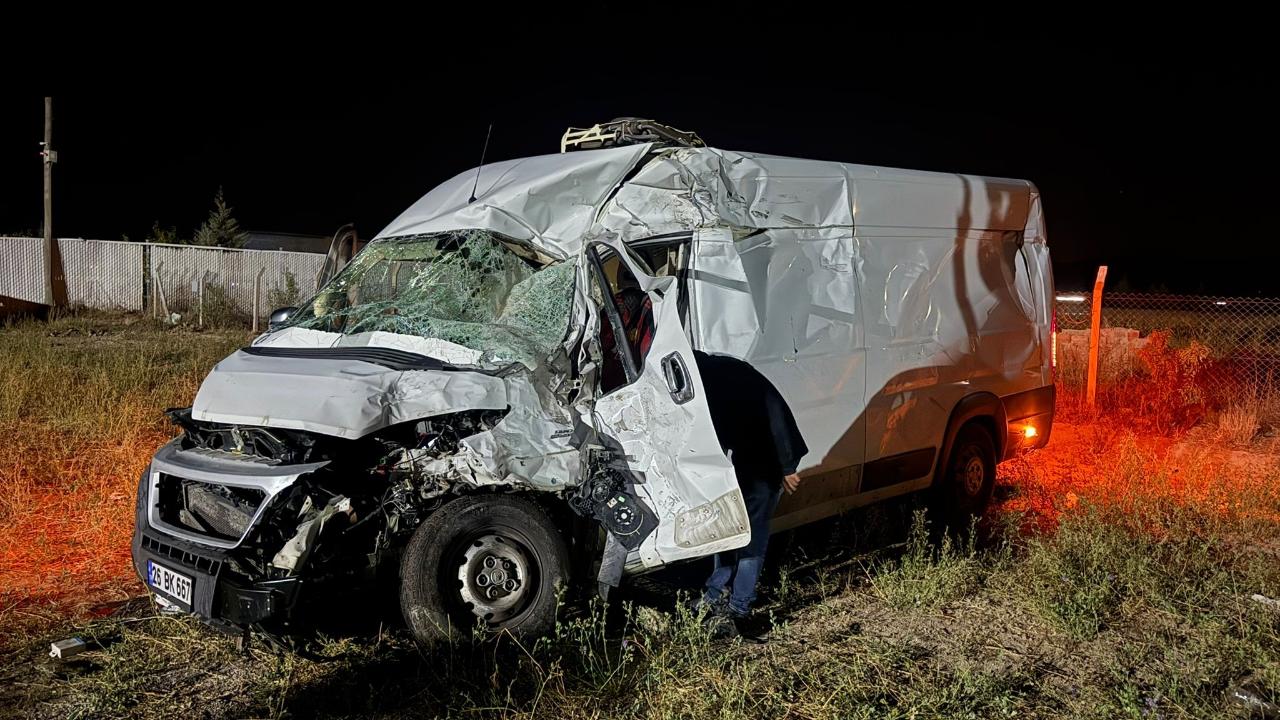 Afyonkarahisar’da Feci Kaza: İki Kamyonet Kafa Kafaya Çarpıştı, 3 Yaralı