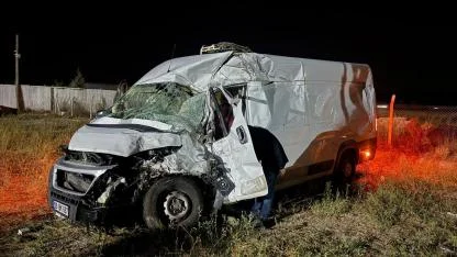 Afyonkarahisar’da Feci Kaza: İki Kamyonet Kafa Kafaya Çarpıştı, 3 Yaralı