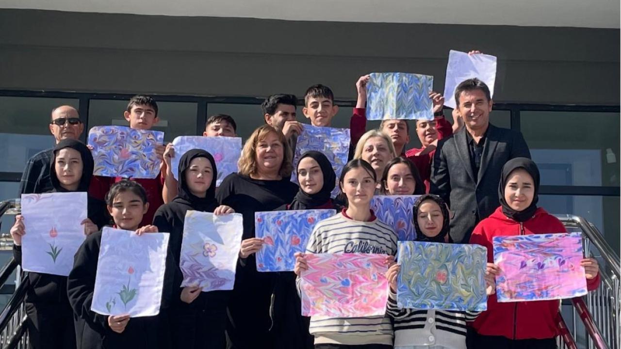 Afyonkarahisar’da Gençler Ebru Sanatıyla Buluştu