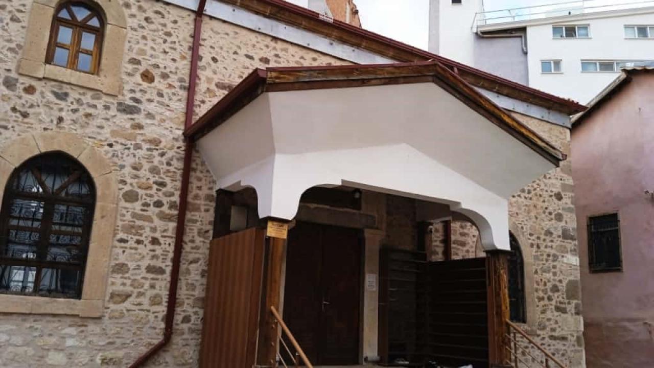 Afyonkarahisar’da Tarihi Camiye ve Kabirlere Çirkin Saldırı