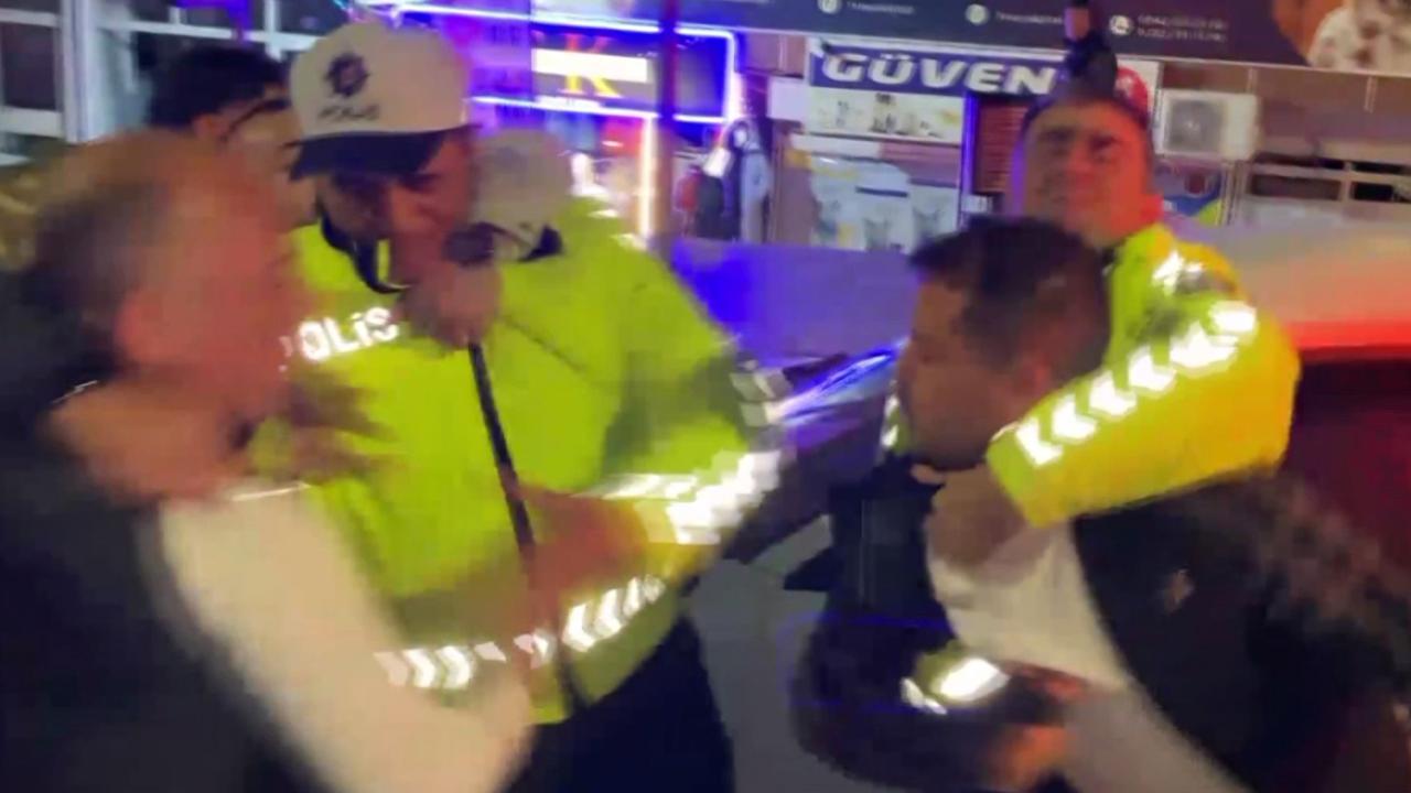 Alkollü Sürücü ve Yakınları Polise Yumrukla Saldırdı: O Anlar Kamerada
