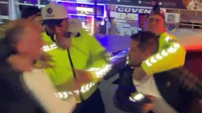 Alkollü Sürücü ve Yakınları Polise Yumrukla Saldırdı: O Anlar Kamerada