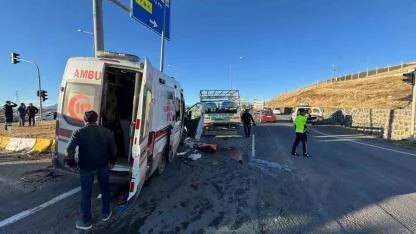 Ambulans Kamyonetle Çarpıştı: 2’si Ağır 7 Yaralı