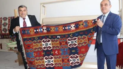 Asırlık Motifler Gün Yüzüne Çıktı: Emirdağ’ın Çömçeli Kilimi Yeniden Dokundu