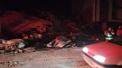 Balıkesir’de depremde bir bina yıkıldı