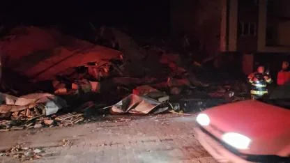 Balıkesir’de depremde bir bina yıkıldı
