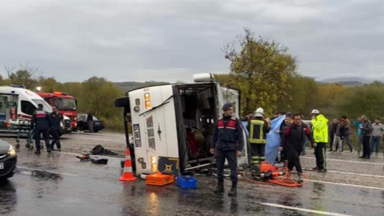 Bartın’da işçi servisi devrildi: 1 ölü, 19 yaralı