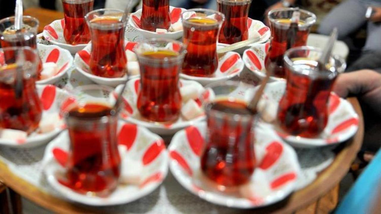 Çayınıza Bir Dilim Ekleyin Lezzeti 10 Kat Artırıyor, Saatlerce Taze Kalıyor!