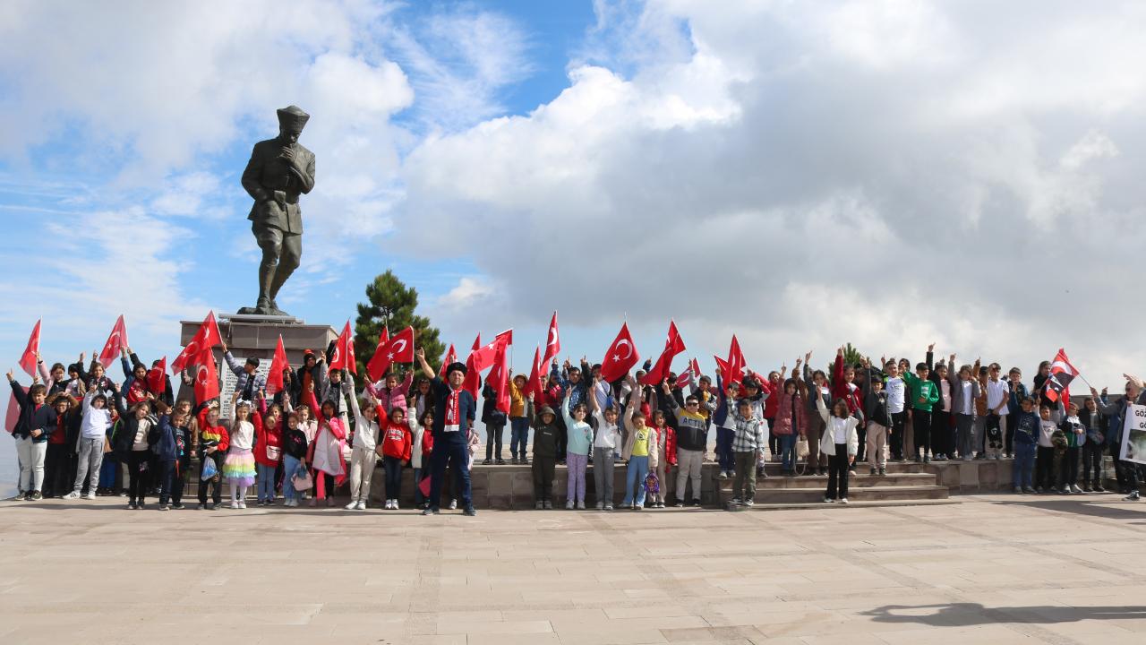 Cumhuriyet İlkokulu Öğrencileri Cumhuriyet Coşkusunu Tarihle Buluşturdu