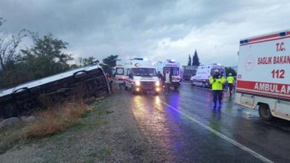 Denizli'de Tur Midibüsü Devrildi: 1 Ölü, 32 Yaralı