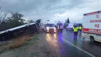Denizli'de Tur Midibüsü Devrildi: 1 Ölü, 32 Yaralı