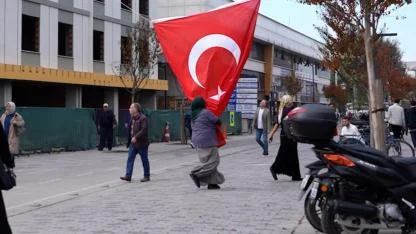 Düzceliler Türk Bayrağını Yere Düşürmedi