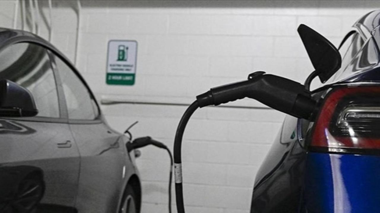 Elektrikli Araçlar Artık Birbirini Şarj Edebilecek