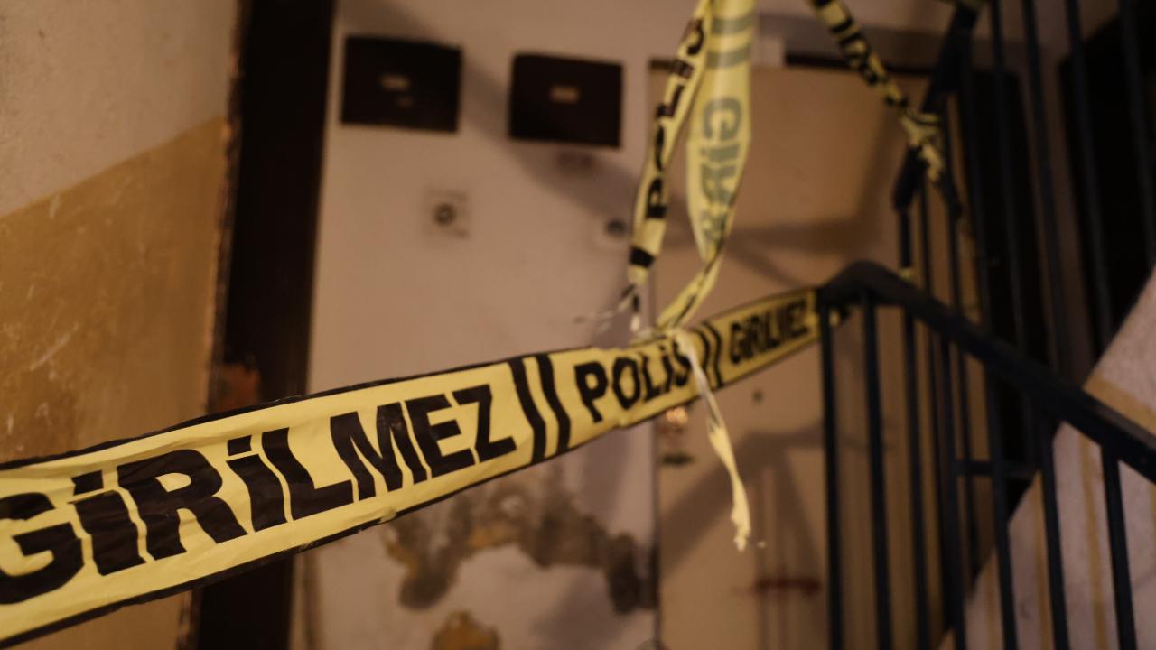 Engelli kadın, annesinin cesediyle haftalarca yaşadı