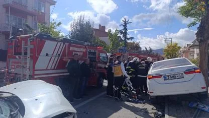 Esentepe'de Geçiş Üstünlüğüne Uymayan Araçlar Çarpıştı: 1'i Ağır 7 Yaralı" Olay Yerinde Gergin Anlar!