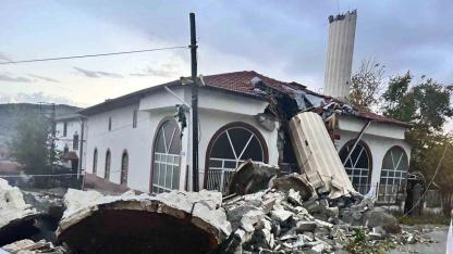 Fırtına minareyi yıktı: Cemaat ölümden döndü