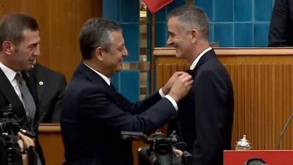İYİ Parti'den ihraç edilen Ümit Dikbayır, CHP'ye katıldı: Rozetini Özgür Özel taktı