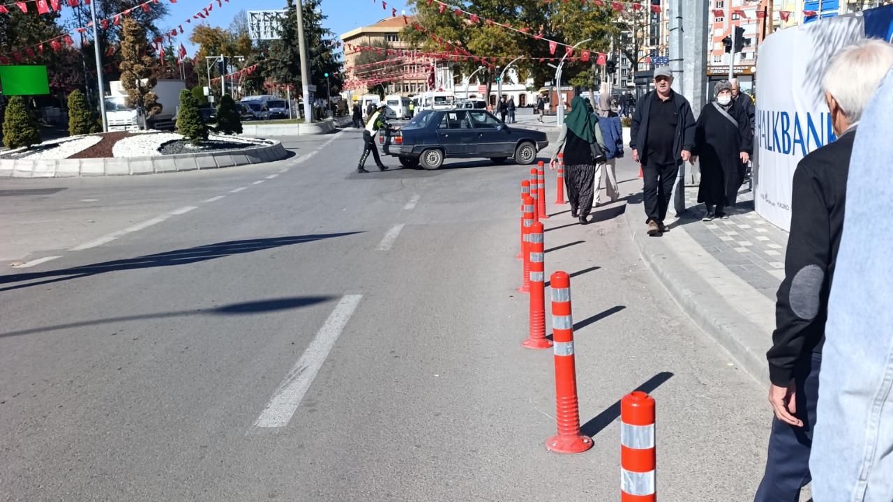 Kadın Trafik Polisi Stop Eden Aracı Tek Başına Çalıştırdı
