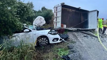 Kamyonet Devrilip Otomobille Çarpıştı, 2 Ölü 3 Yaralı