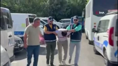 Kardeş, Annesini Tekmeledi, Ağabeyini Defalarca Bıçaklayarak Öldürdü