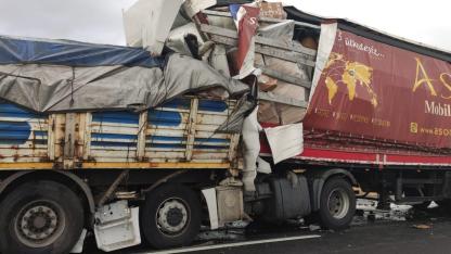 Konya’da 2 tır ve bir minibüs birbirine girdi!