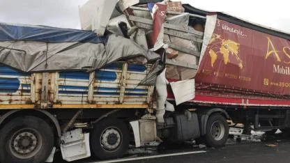 Konya’da 2 tır ve bir minibüs birbirine girdi!