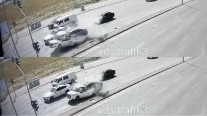 Konya’da Kırmızı Işıkta Feci Kaza: Otomobil İkiye Bölündü, 1 Ölü 1 Yaralı