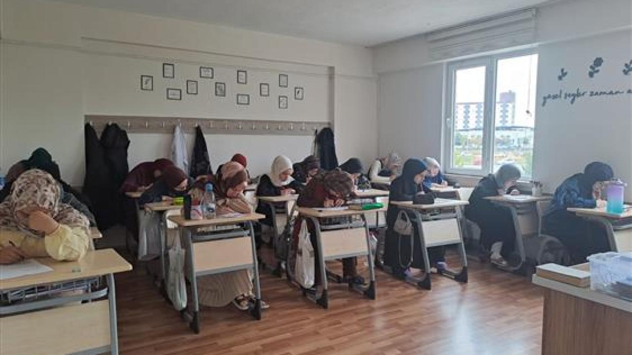 Kur'an'ı Anlama Temel Programı, Altınoluk'ta Tüm Hızıyla Sürüyor