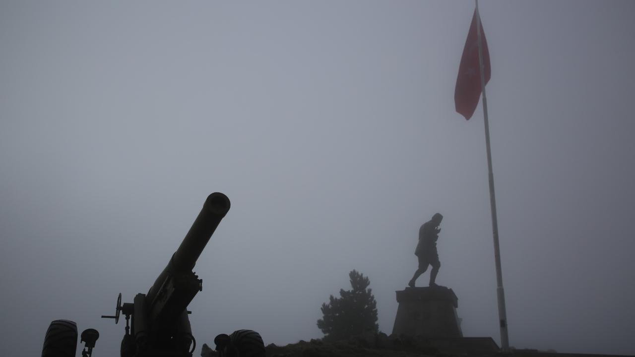 Kurtuluşun Zirvesi Kocatepe Üzerine Çöken Sis, Tarihi Bir Tabloyu Andırdı