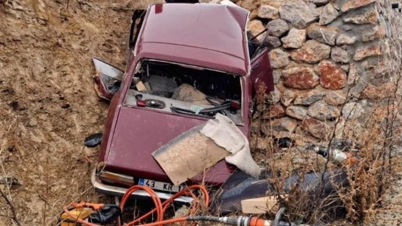 Kütahya&#039;da Feci Kaza: Araç İstinat Duvarına Çarptı!