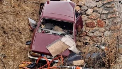 Kütahya'da Feci Kaza: Araç İstinat Duvarına Çarptı!