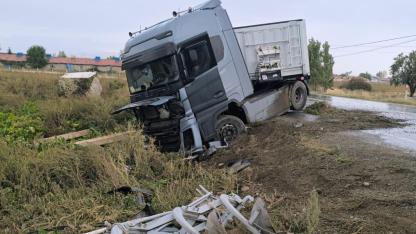 Mermer Yüklü Tır Metrelerce Kayarak Akaryakıt İstasyonuna Çarptı!