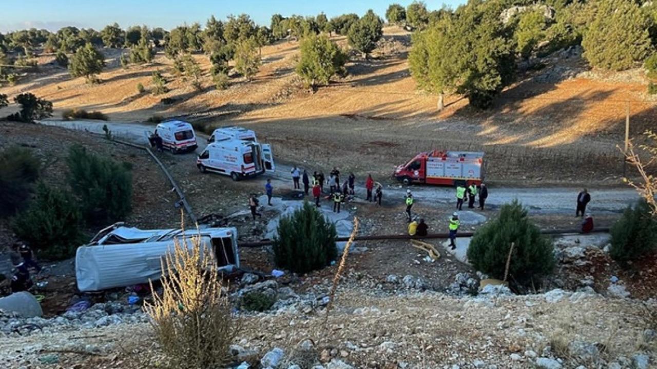 Mersin’de Can Pazarı: Tarım İşçilerini Taşıyan Minibüs Şarampole Devrildi!
