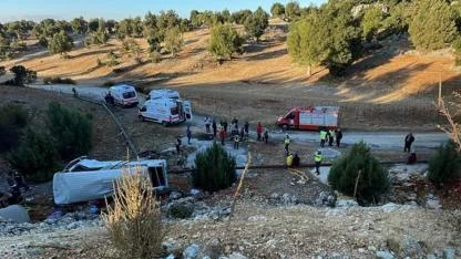 Mersin’de Can Pazarı: Tarım İşçilerini Taşıyan Minibüs Şarampole Devrildi!
