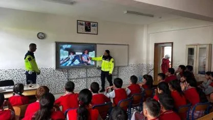Minik Yayalara Trafik Bilinci: Jandarmadan Öğrencilere Hayat Dersi!