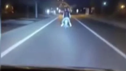 Motosikleti Üzerine Yatarak Kullandı, Ölüme Davetiye Çıkardı