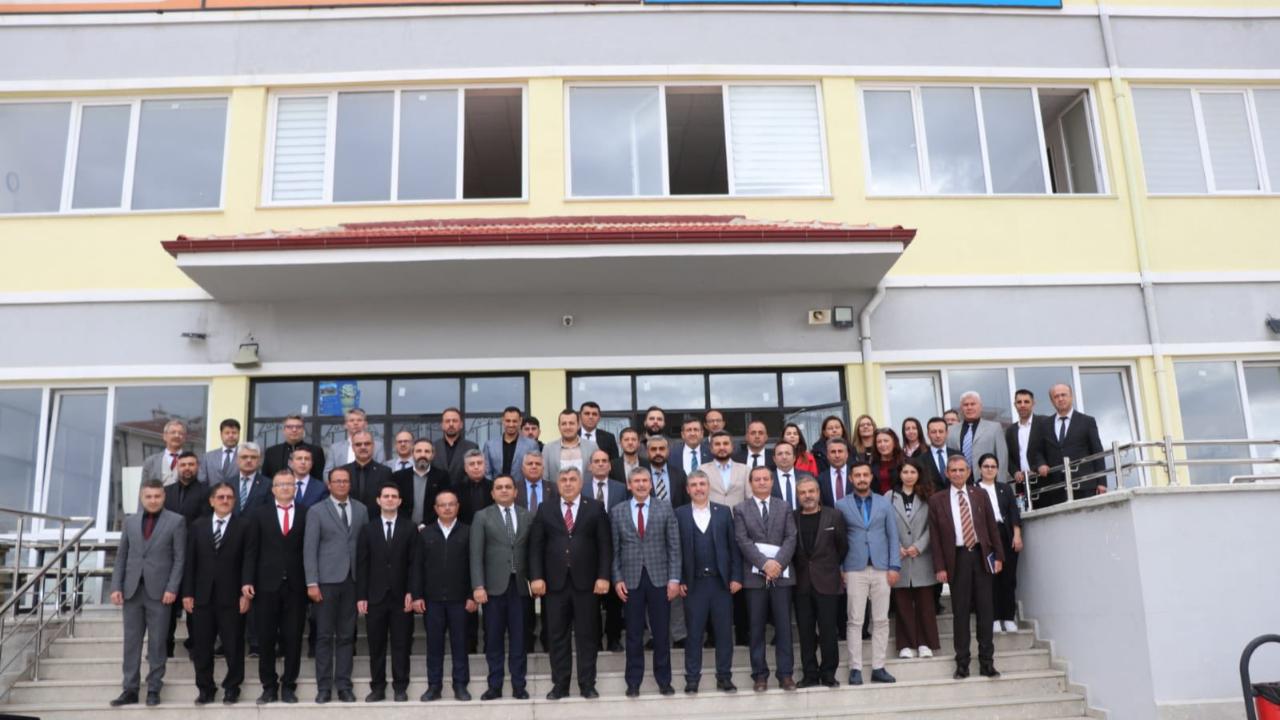 Müdür Sünnetci, Dinar’da Eğitim Değerlendirme Toplantısına Başkanlık Etti