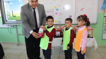 Müdür Sünnetci, Minik Ellerle Birlikte Turşu Kurdu