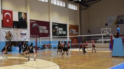 Afyonkarahisar’da Genç Kızlar Voleybol Müsabakaları Devam Ediyor