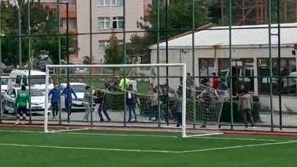 Eskişehir’de Amatör Lig Maçında Şok Olay: Taraftarlara Bıçakla Saldıran Futbolcu Darbedildi!